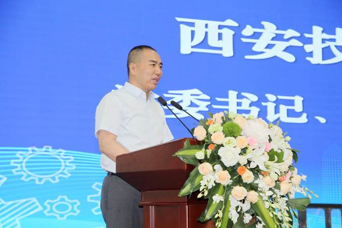 西安技师学院党委书记、院长冯小平